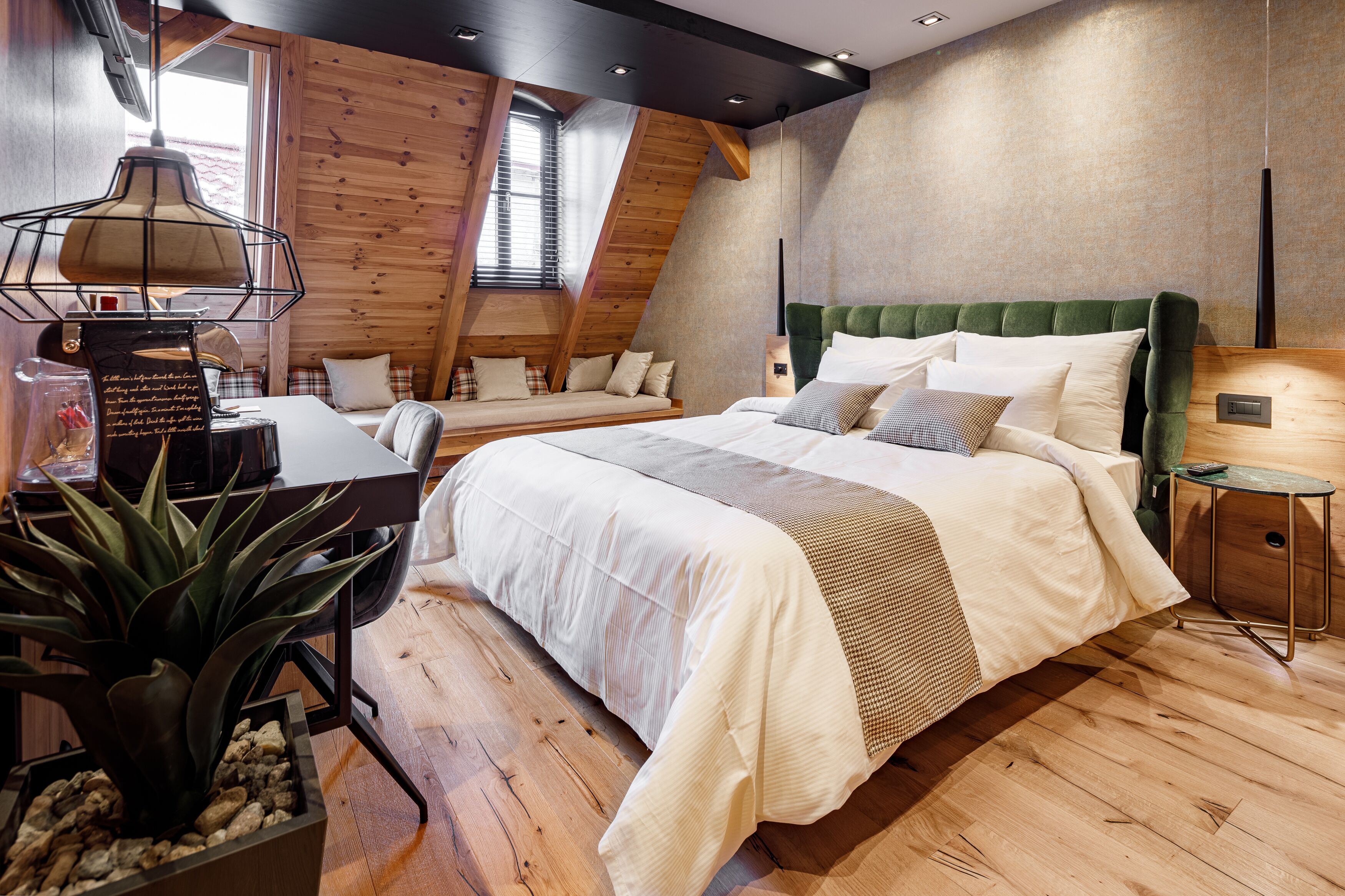 Quarto casal clássico | Frigobar, cofres nos quartos, individualmente decorados, escrivaninha