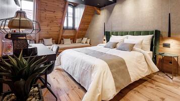 Quarto casal clássico | Frigobar, cofres nos quartos, individualmente decorados, escrivaninha