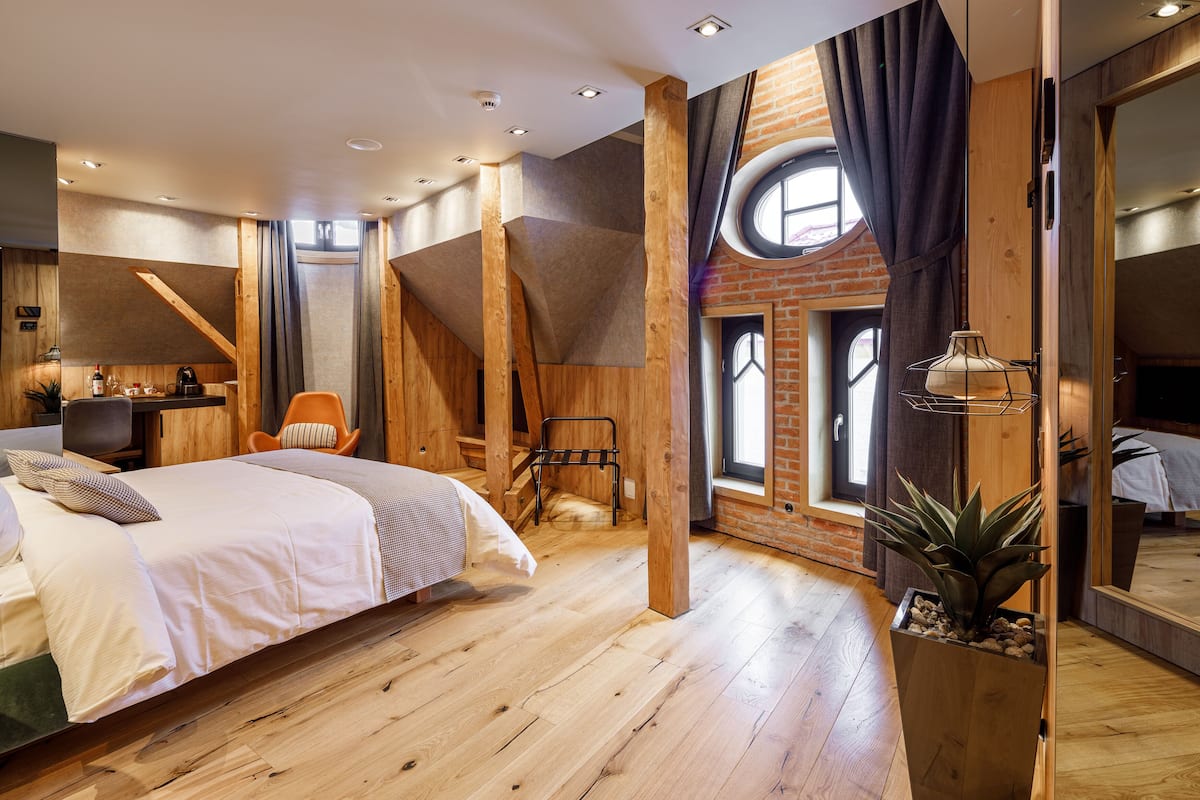 junior studio suite | minibar, in-room safe, individually decorated, desk