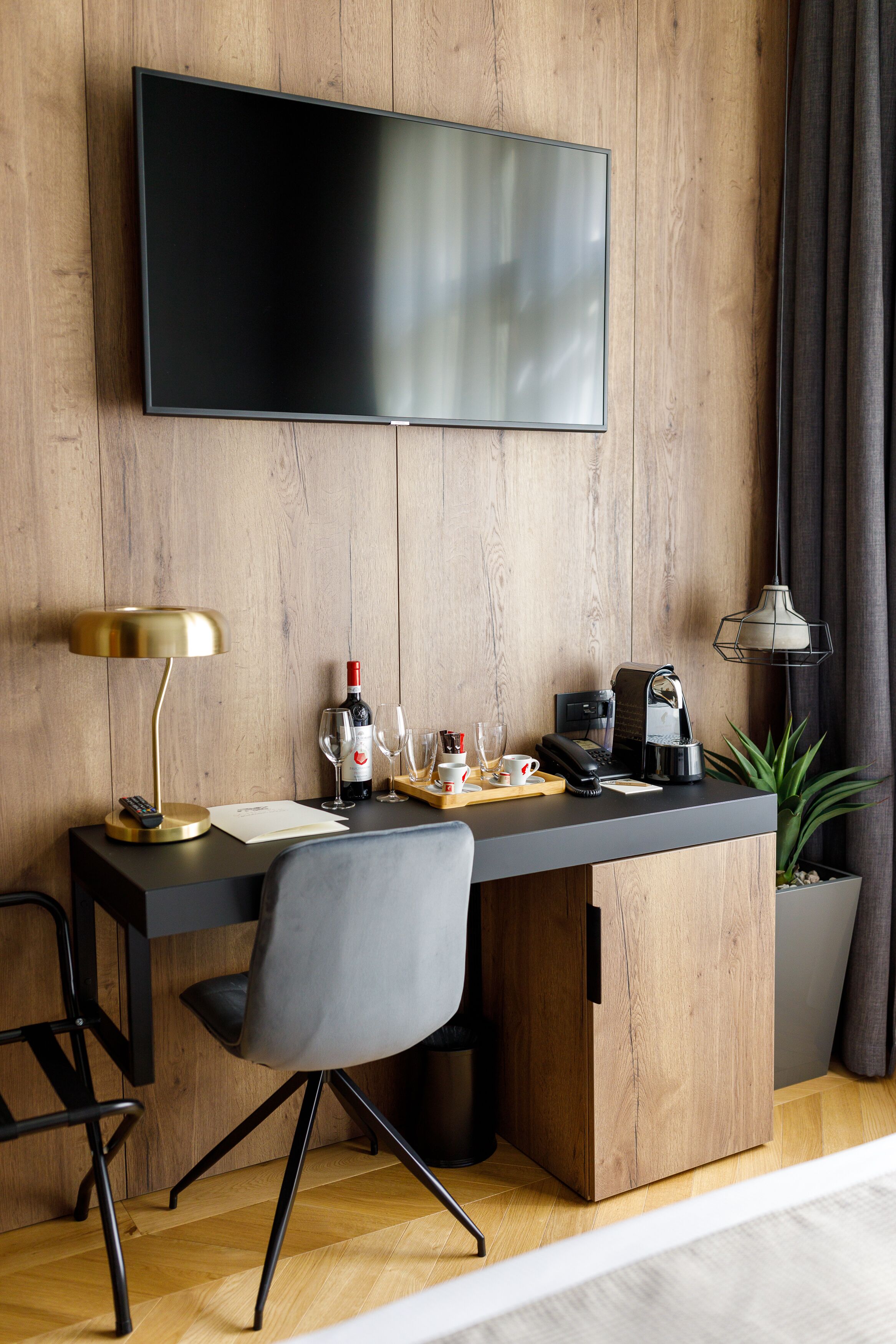 deluxe room | minibar, in-room safe, individually decorated, desk