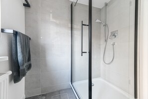 Dusche, Haartrockner, Handtücher, Seife