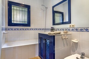 Een bad, een haardroger, een bidet, handdoeken