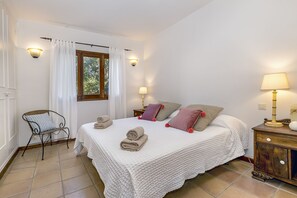 3 slaapkamers, een strijkplank/strijkijzer, reisbedje, gratis wifi