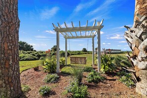 Property grounds - Coastal Breezes & Ocean Views Seaside Hilton Head Villa (Hilton Head Island)
