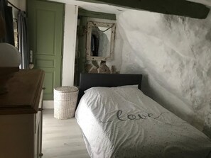 3 chambres, fer et planche Ă repasser, draps fournis