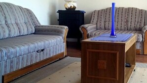 Huis (One bedroom Holiday home with Terrace) | Woonkamer | Een 25-inch televisie met satellietzenders