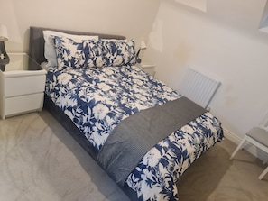 Talo, useita sänkyjä | 3 makuuhuonetta, silitysrauta/-lauta, ilmainen Wi-Fi, vuodevaatteet