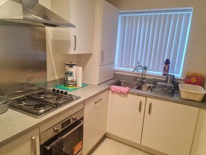 Casa, varias camas | Cocina privada | Refrigerador, microondas, horno y parrilla de estufa 