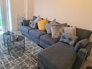 House, Multiple Beds | Living room | 30-inch TV with cable channels