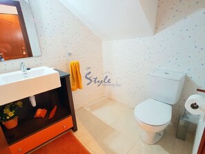 Combined shower/bathtub, hair dryer, towels, soap - Luxury apartment with spa, 5min. to the sea and golf course (Orihuela Costa)