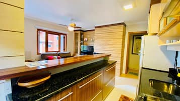 Standard Apartment | Private kitchen | Fridge, microwave, cookware/dishes/utensils