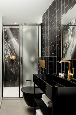 Apartemen Klub | Kamar mandi | Shower, pancuran hujan,  dan perlengkapan mandi desainer