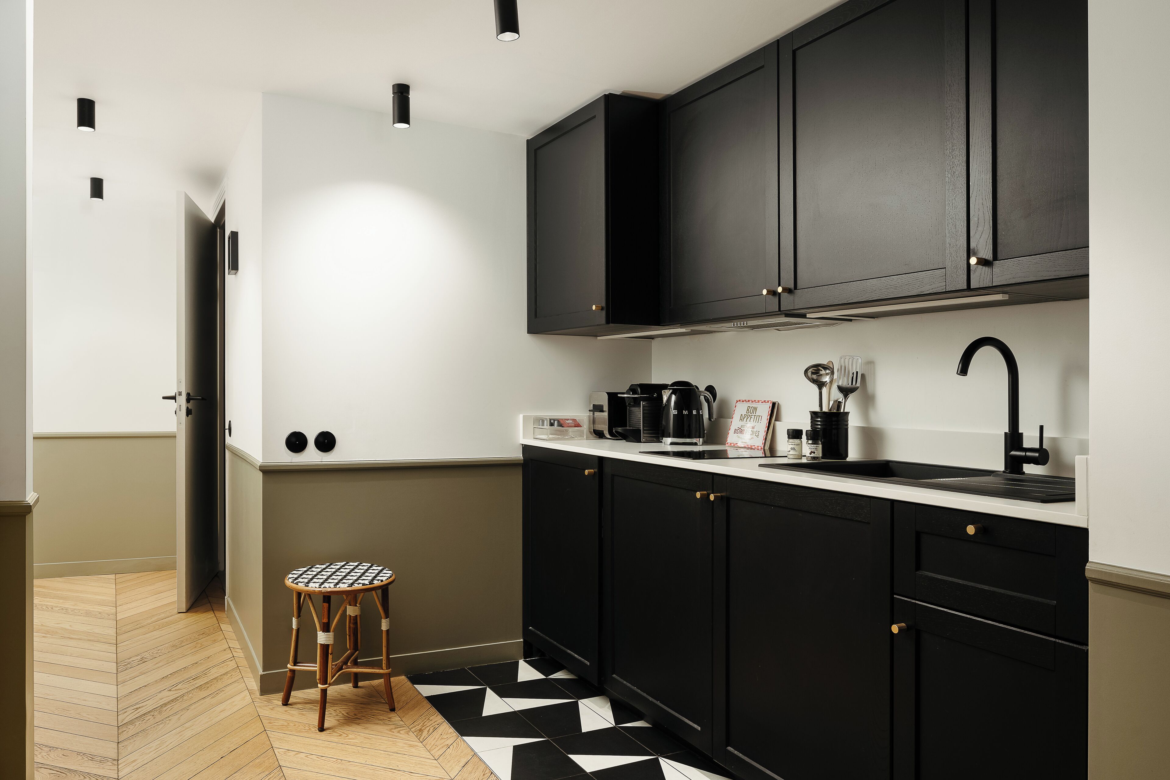 1-br classic apartment | private kitchen | espresso maker, coffee/tea maker, electric kettle, dining tables