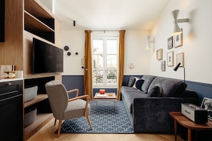 1-BR Deluxe Apartment | Living area | 32-inch Smart TV with cable channels, TV, printers - My Maison In Paris - Montmartre (Paris)