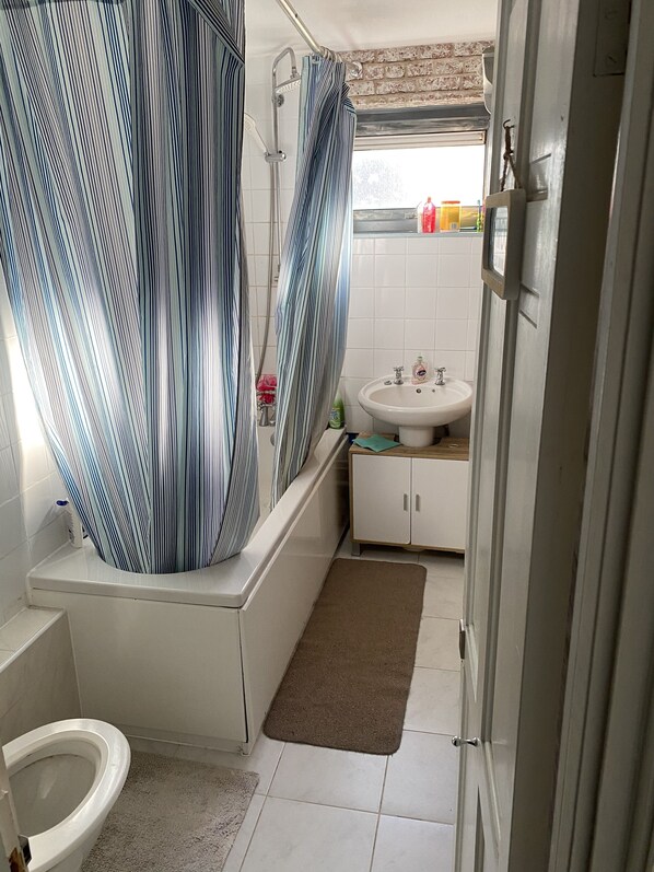 Combined shower/tub