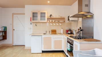 Microwave, cookware/dishes/utensils