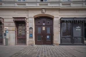 Vista frontal de la propiedad