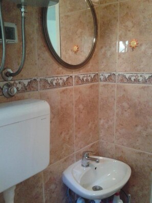 Casa (One Bedroom Holiday Home) | Bany | Dutxa i tovalloles