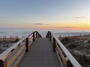 On the beach - Penthouse at Paradise 9th Floor (Orange Beach)
