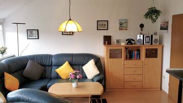 Smart-TV, Bücher, Stereoanlage