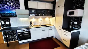 Kühlschrank, Mikrowelle, Herdplatte, Geschirrspüler