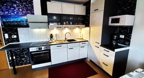 Refrigerador, microondas, placa de cocina, lavavajillas