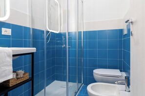 Shower, hair dryer, towels, shampoo - Stylish apartment with an arty touch  Fast WiFi (Trieste)