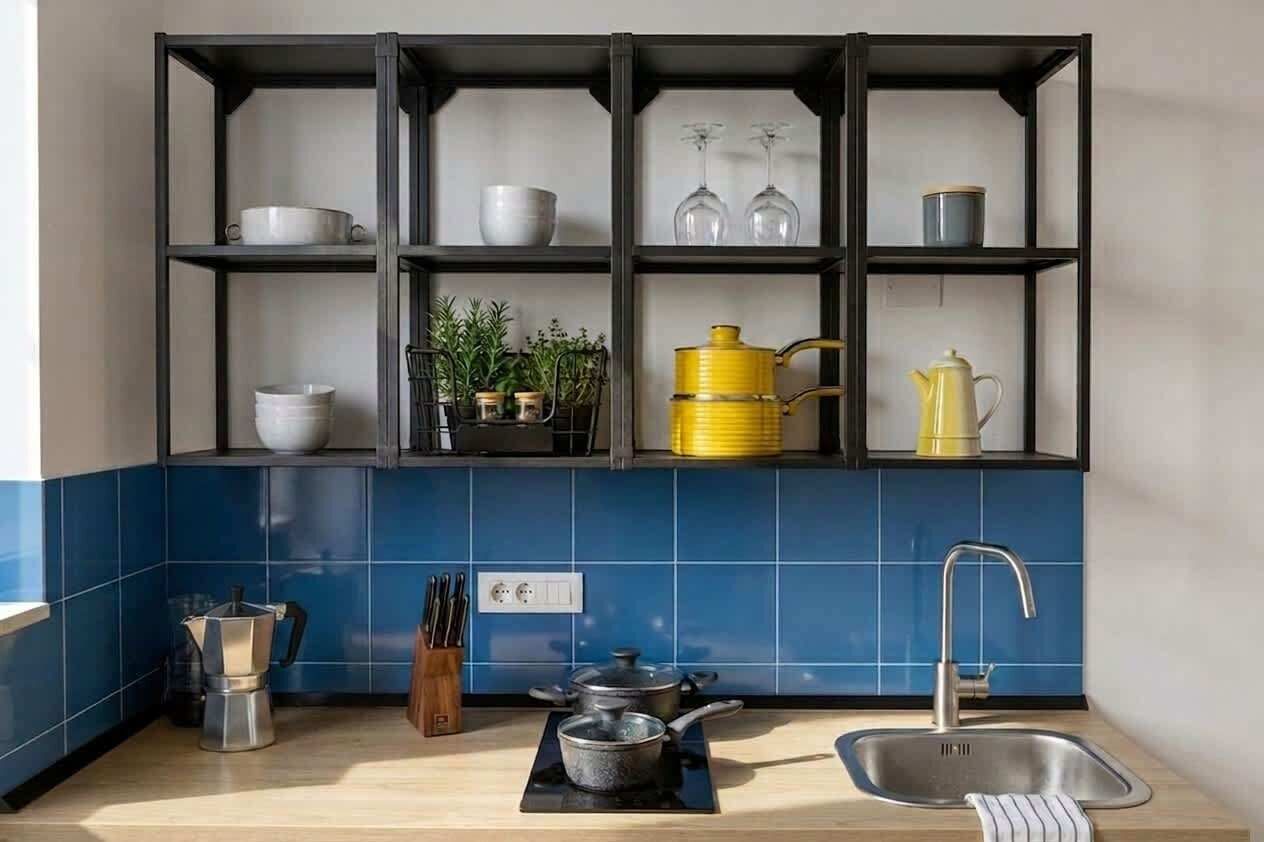 Kahvin-/teenkeitin, jääkaappi, liesi, vedenkeitin