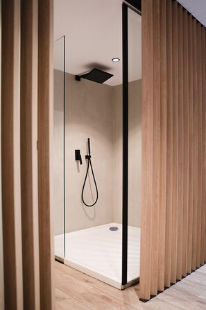 Douche, sèche-cheveux, serviettes fournies, savon
