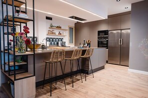 Fridge, microwave, oven, stovetop - Spacious Modern Comfort City Center (Barcelona)