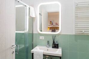 Shower, hair dryer, towels - Lovely nest in the city center  Fast WiFi (Trieste)