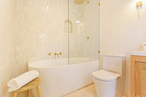 Baignoire, sèche-cheveux, serviettes fournies, shampoing