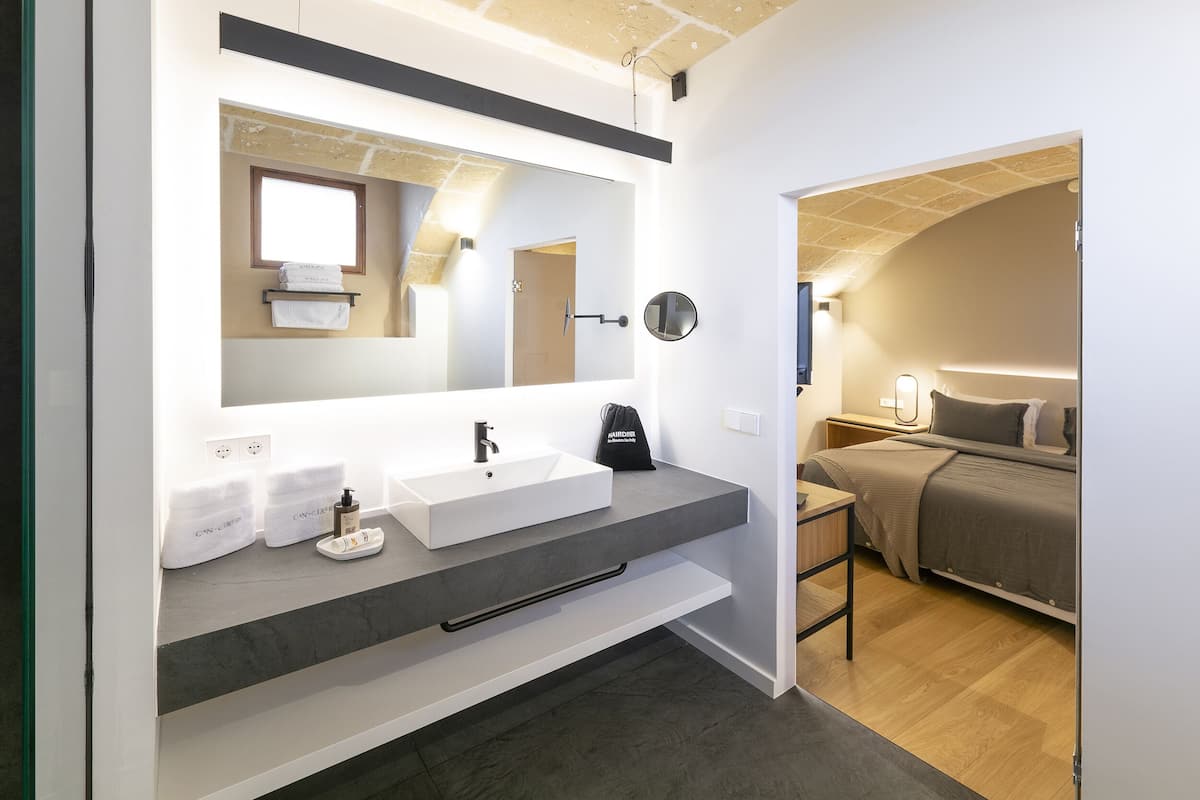standard double room | bathroom | shower, eco-friendly toiletries, hair dryer, towels