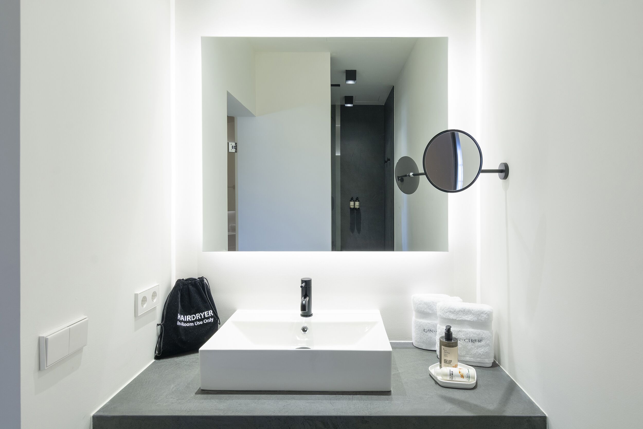 standard double room, city view | bathroom | shower, eco-friendly toiletries, hair dryer, towels