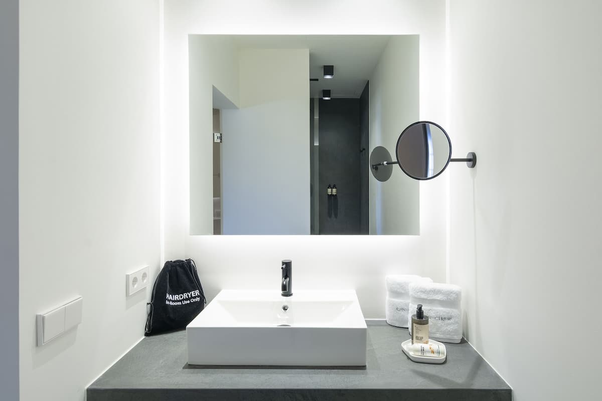 standard double room, city view | bathroom | shower, eco-friendly toiletries, hair dryer, towels