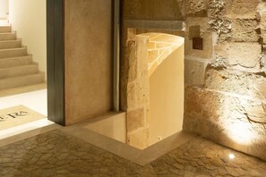 Standard dubbelrum | Minibar, värdeförvaringsskåp på rummet, unika möbler och skrivbord