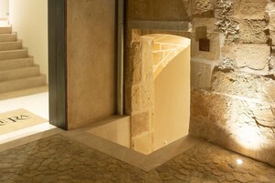 标准双人房 | 迷你吧、客房内保险箱、特色家居、办公桌