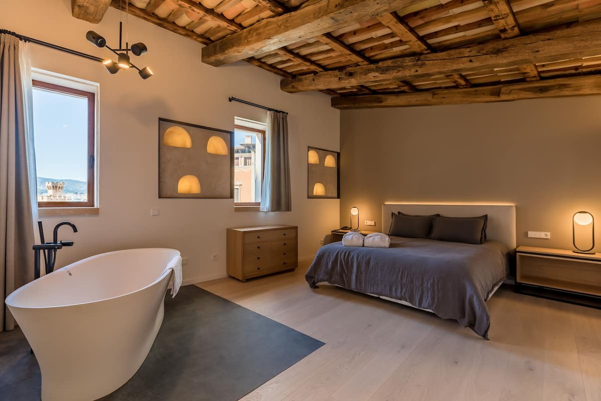 Suite estudio de lujo, bañera de hidromasaje | 1 dormitorio, minibar, caja fuerte y mobiliario individual