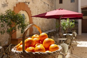 Frukost med lokala rätter varje dag (EUR 24 per person)