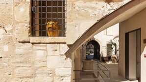 Un bâtiment en pierre doté d’une fenêtre et d’un escalier menant à l’entrée.