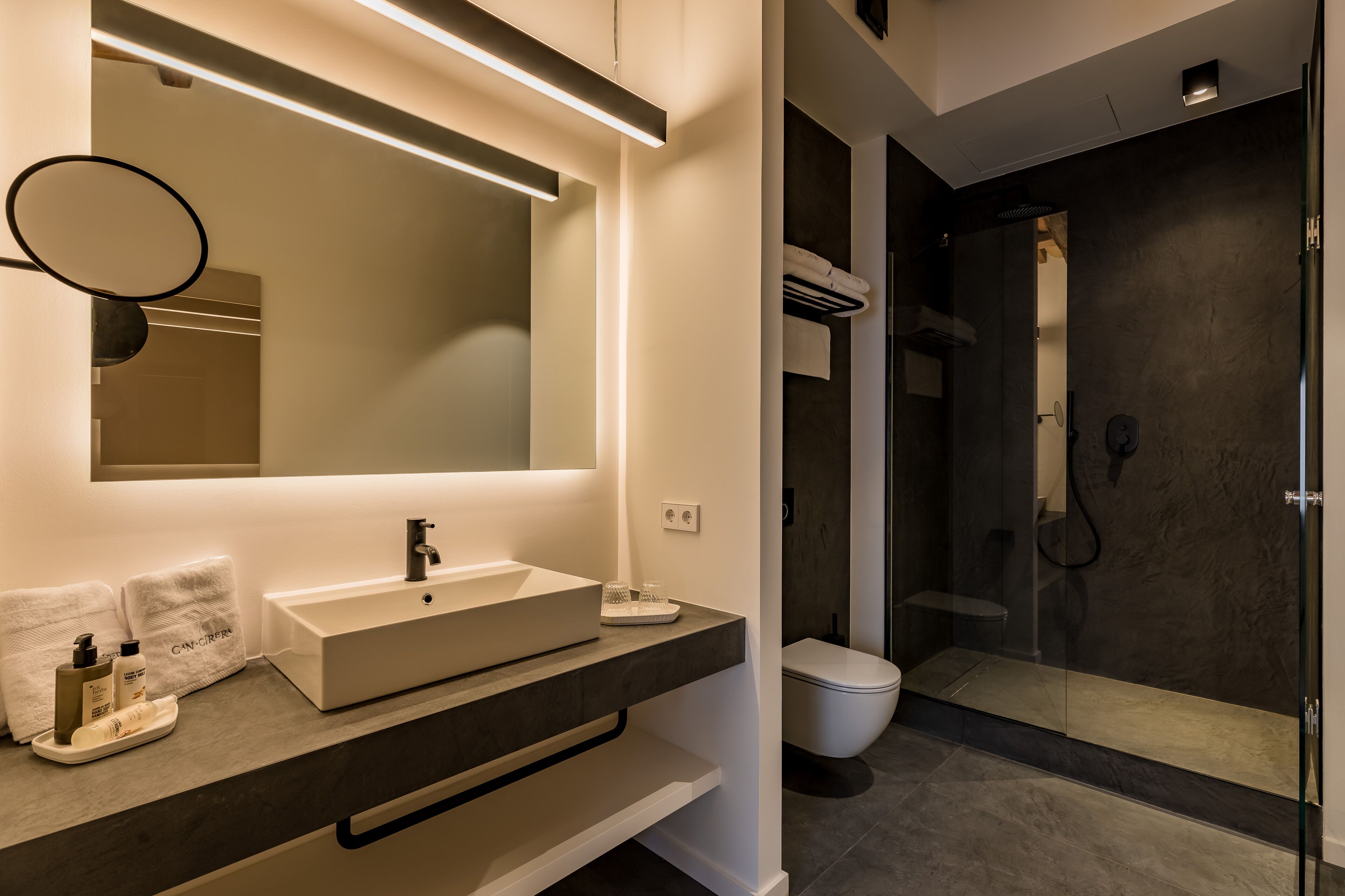 deluxe double room | 1 bedroom, minibar, in-room safe, individually furnished