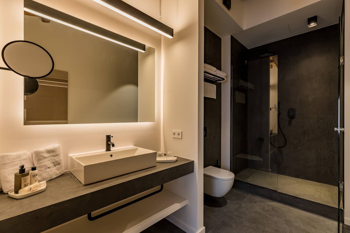 deluxe double room | 1 bedroom, minibar, in-room safe, individually furnished