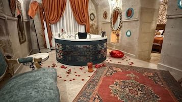 Premium bedding, minibar, individually decorated, individually furnished