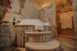 UZUMLU ROOM | Bathroom | Combined shower/tub, jetted tub, rainfall showerhead, free toiletries - Serenus Cave Suites (Ürgüp)