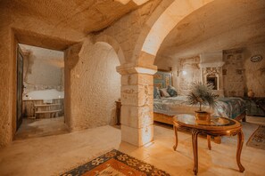 Ropa de cama de alta calidad, minibar y decoración personalizada