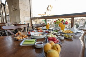 朝食 (セルフサービス)、毎日提供 (無料)