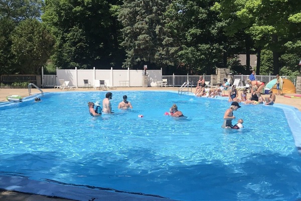 Una piscina al aire libre, una piscina climatizada