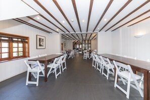 Apartamento, varias camas | Sala de reuniones