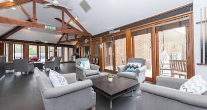 Charming 20-bed Self Contained Dwelling in Hook