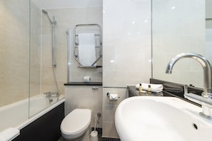 Ein modernes Badezimmer mit einer Duschkabine, einer weißen Toilette, einem Waschbecken mit Spiegel und einem Handtuchhalter.
